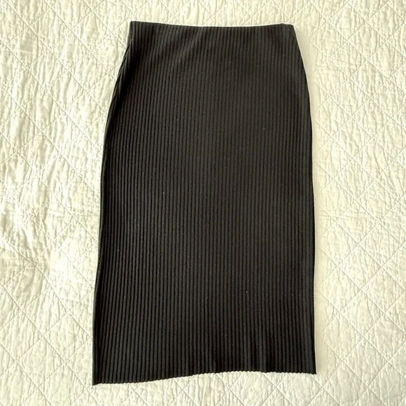 Zara Elegant Black Ribbed Skirt - Picture 2 of 7
